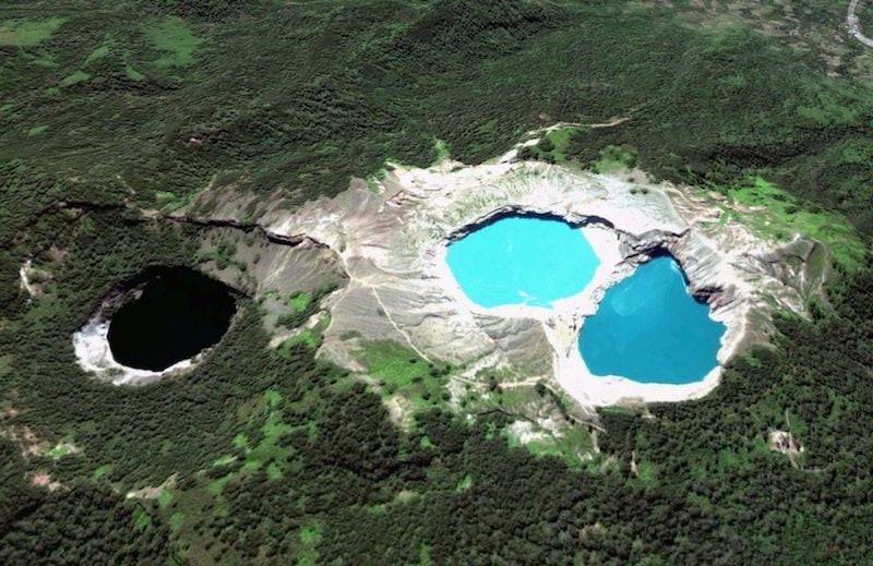 Khám phá hồ nước 3 màu trên miệng núi lửa Kelimutu, Indonesia