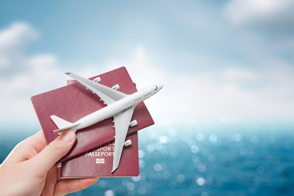 Hộ chiếu và mô hình máy bay – biểu tượng cho việc lên kế hoạch chọn đường bay du lịch châu Á hiệu quả.